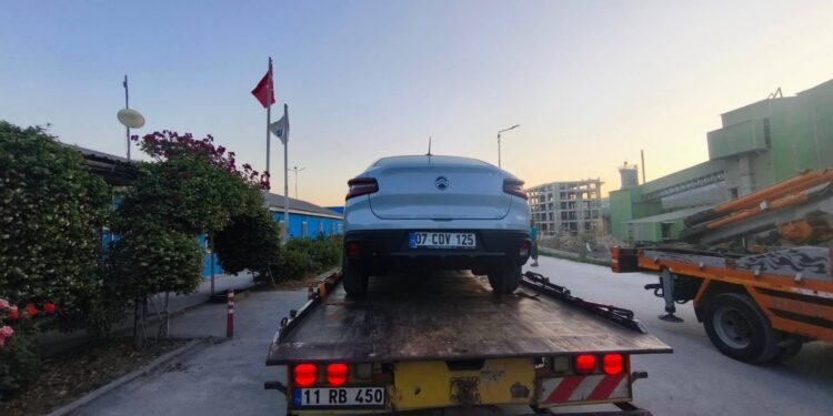 BABASININ ÇALIŞTIĞI İŞ YERİNE ARACI İLE ZORLA GİRMEK İSTEDİ
