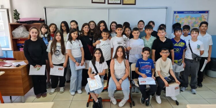 38 BİN 809 ÖĞRENCİ KARNE SEVİNCİ YAŞADI