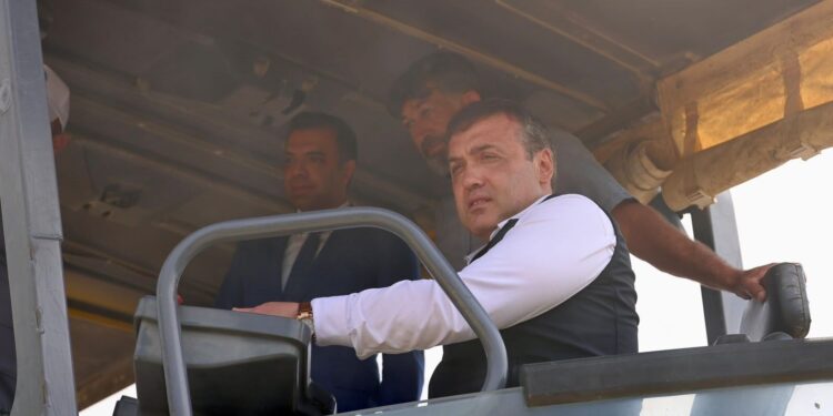 VALİ SÖZER ARAÇ BAŞINA GEÇTİ, KÖY YOLARINDA BSK DÖKTÜ
