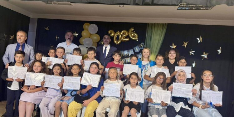 Pazaryeri’nde Karne Coşkusu: 1048 Öğrenci Yaz Tatiline, 49 Genç Üniversite Yolculuğuna Uğurlandı