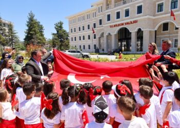 1071 ÖĞRENCİNİN EMEĞİYLE HAZIRLANAN MOZAİK TÜRK BAYRAĞI AÇILDI