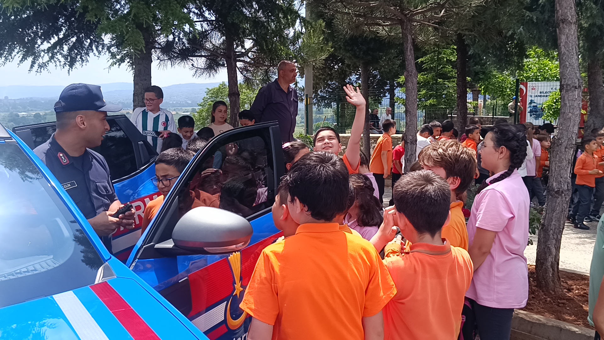 Jandarmanın Sirenleri Bu Kez Çocuklar İçin Çaldı