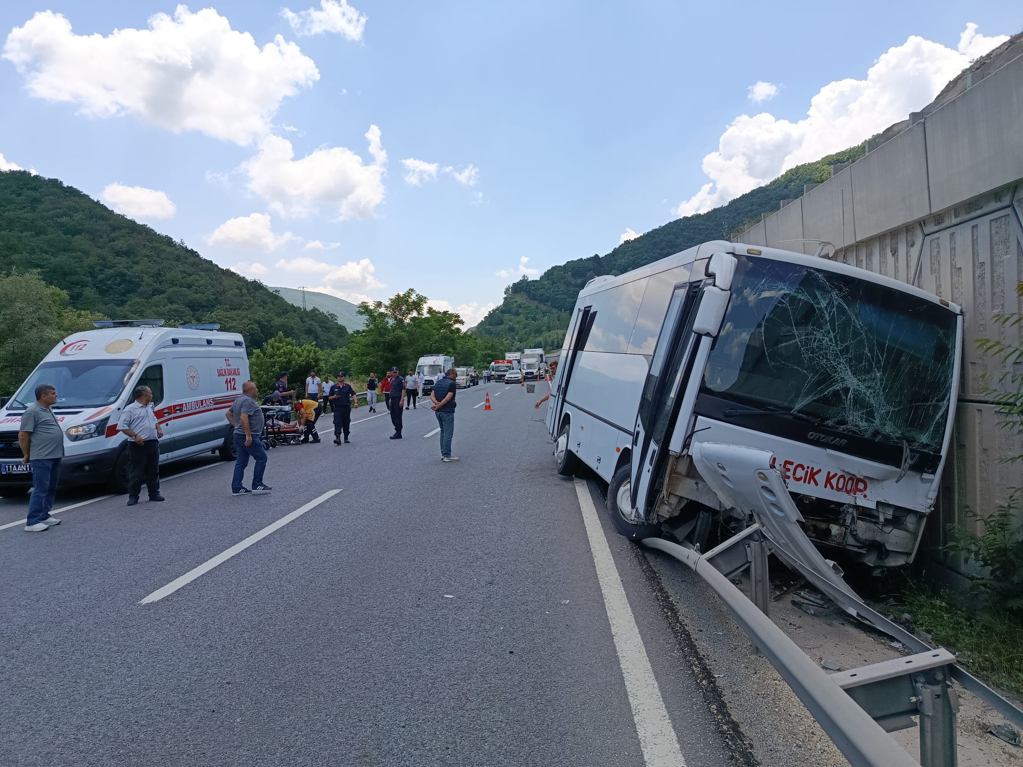 Pazaryeri’nde Korkutan Kaza! Midibüs Tıra Arkadan Çarptı: 6 Yaralı