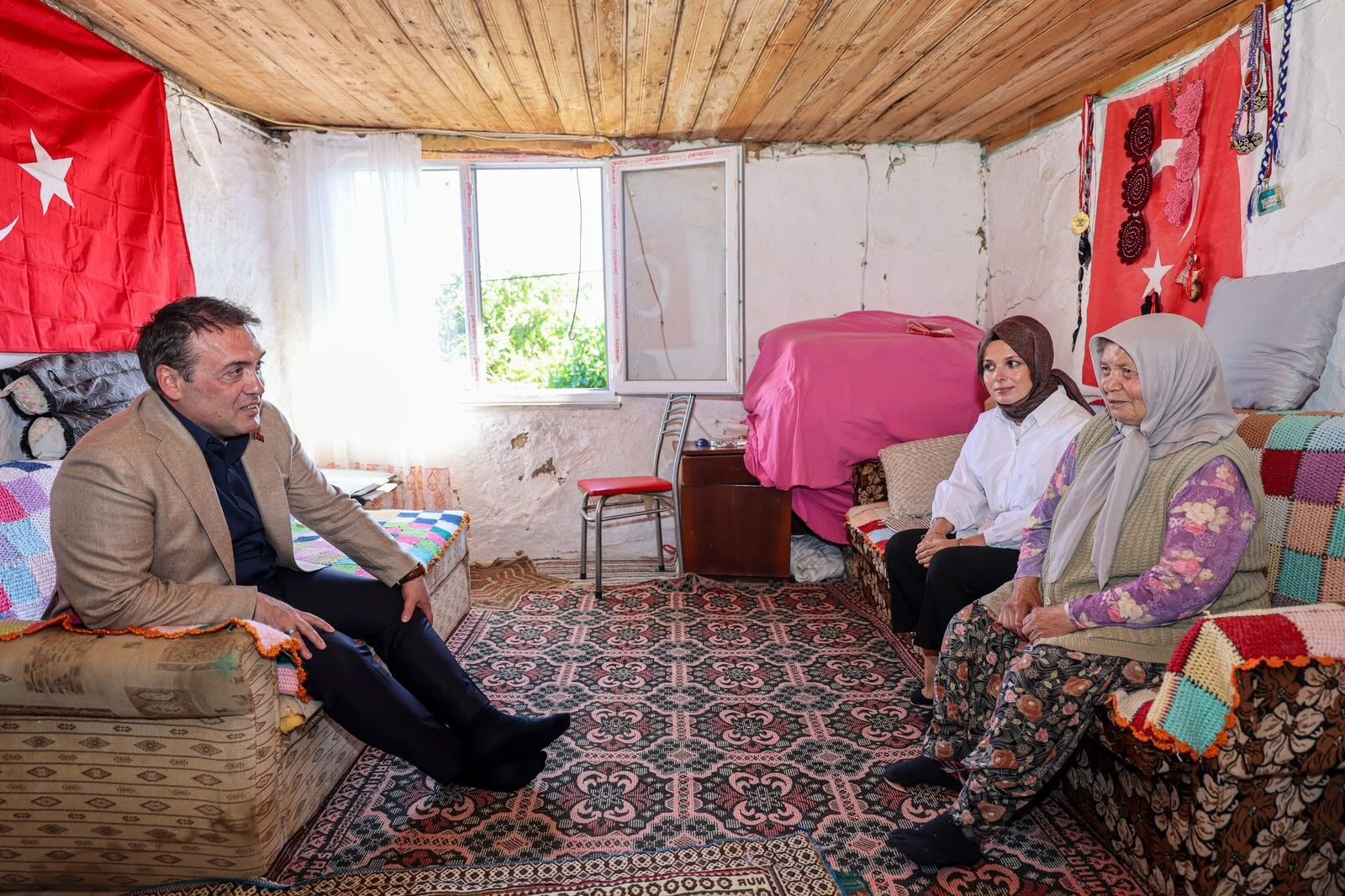 VALİ SÖZER, YAŞLI VATANDAŞIN KAPISINI ÇALDI