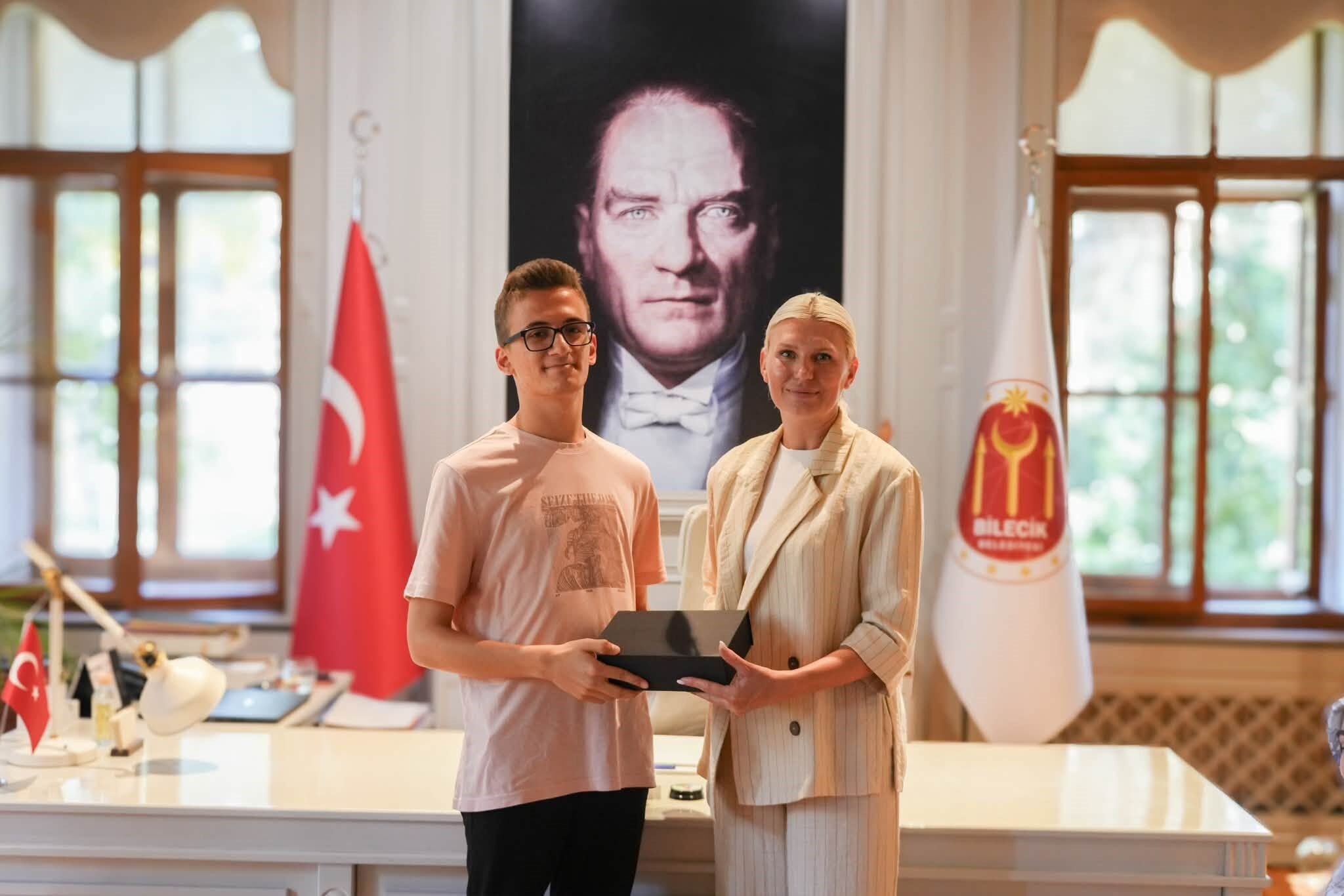 BAŞKAN SUBAŞI, YKS TÜRKİYE BİRİNCİSİ ABDULLAH USLU’YU BELEDİYEDE AĞIRLADI