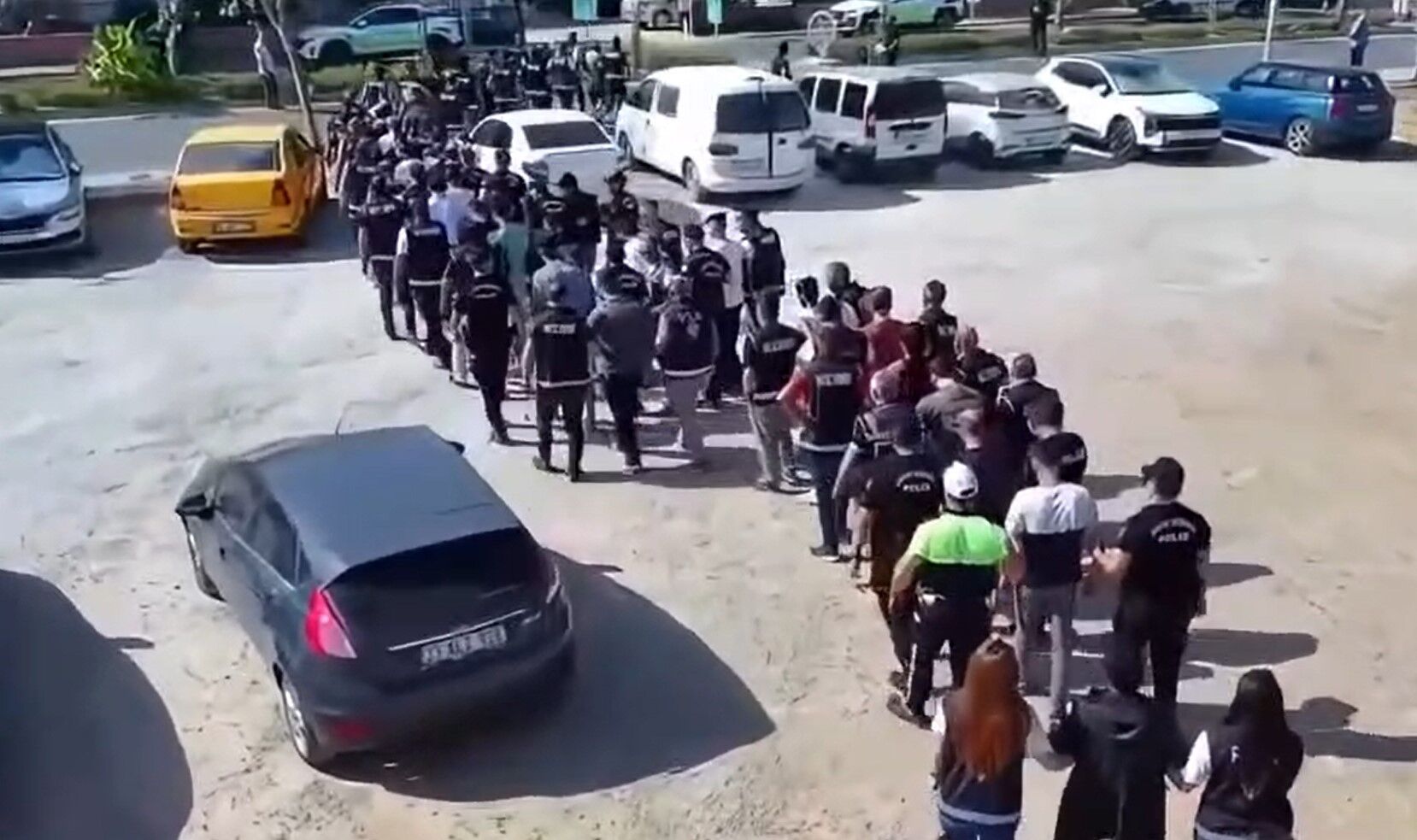 SAHTE İNTERNET SİTESİ İLE VİZE BAŞVURUSUNDA BULUNAN VATANDAŞLARI DOLANDIRAN ŞEBEKE ÇÖKERTİLDİ