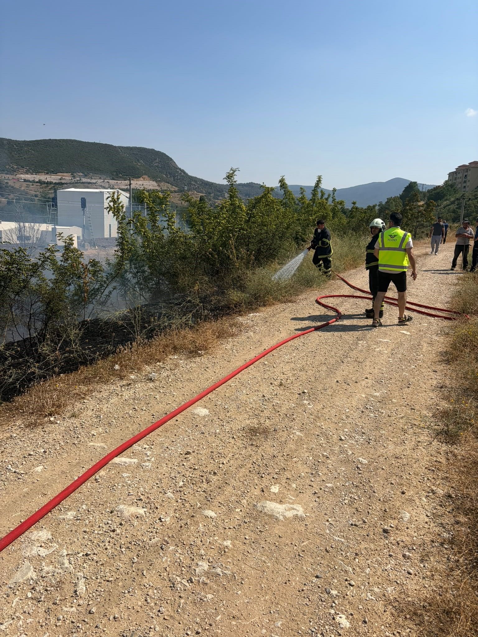 YHT HATTI YAKININDA ÇIKAN OTLUK YANGINI ANINDA SÖNDÜRÜLDÜ