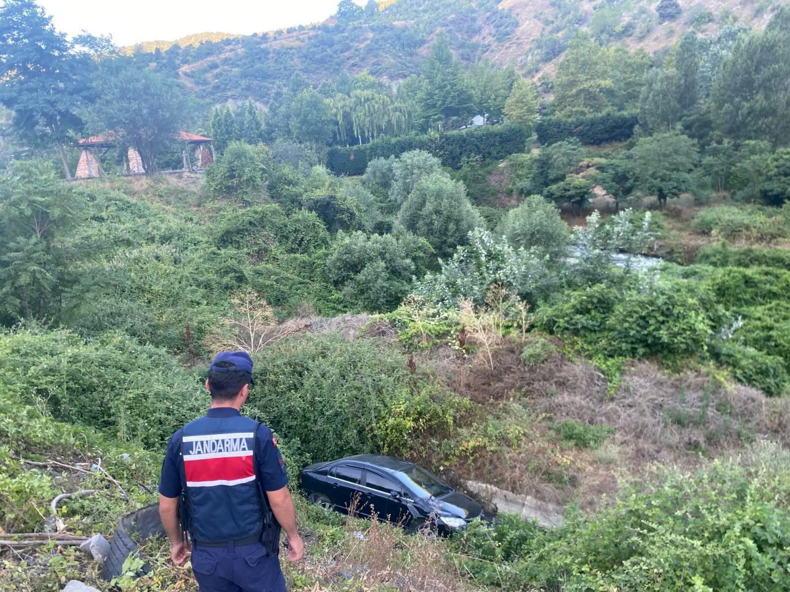 OTOMOBİL DERE YATAĞINA UÇTU, SÜRÜCÜSÜ YARALANDI