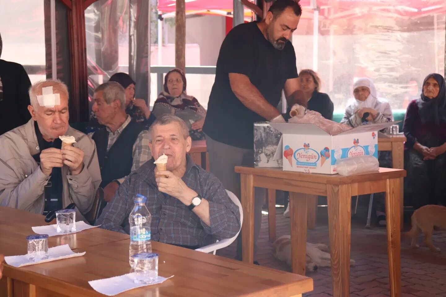 HUZUREVİ SAKİNLERİNE DONDURMA SÜRPRİZİ